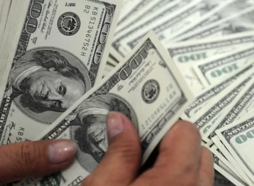 انٹر بینک میں ڈالر کی اُڑان آج بھی جاری،  10 پیسے مہنگا ہونے کے بعد 287 روپے کا ہو گیا